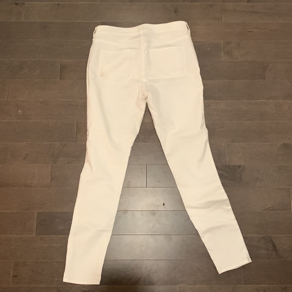 White Old Navy super skinny mid-rise jeans. Size 6 regular. - Picture 3 of 3